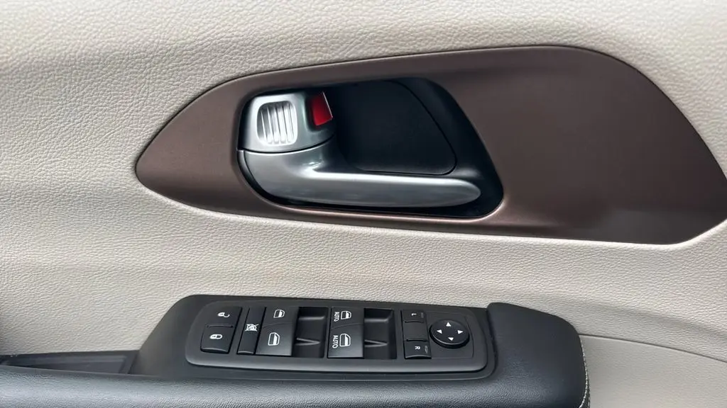 2024 Chrysler Voyager LX