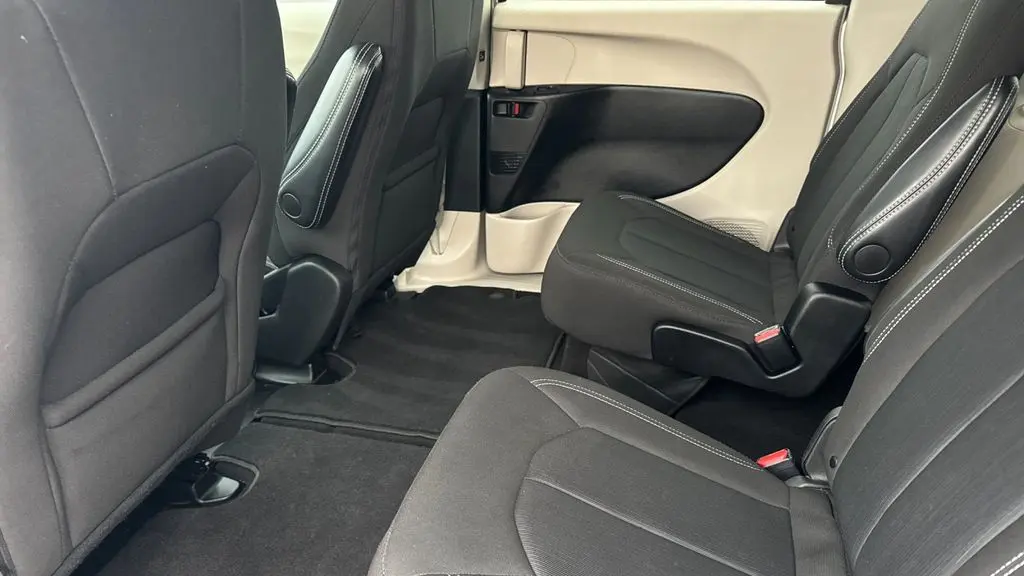 2024 Chrysler Voyager LX