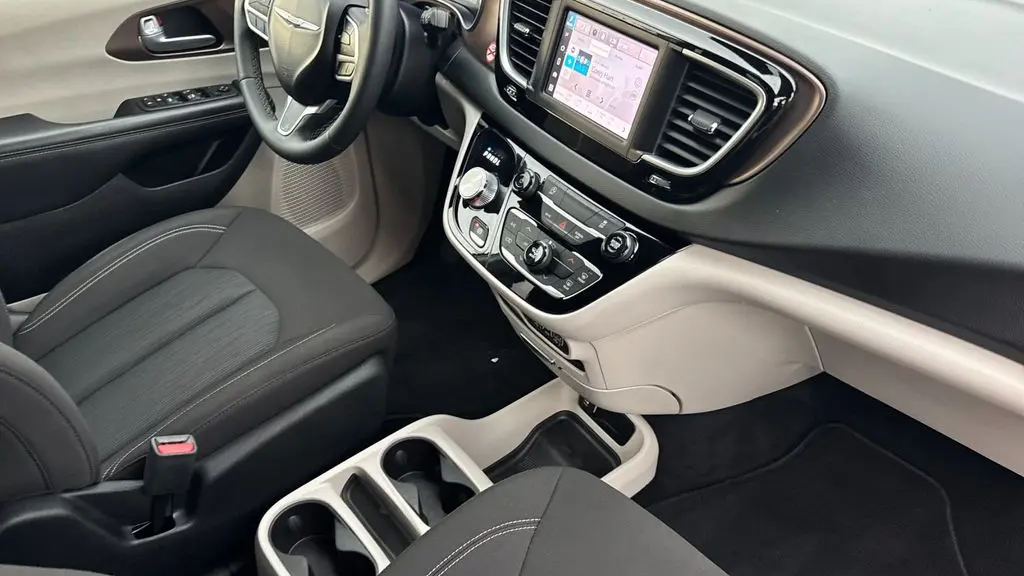 2024 Chrysler Voyager LX