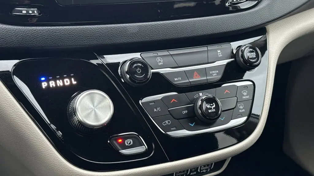 2024 Chrysler Voyager LX