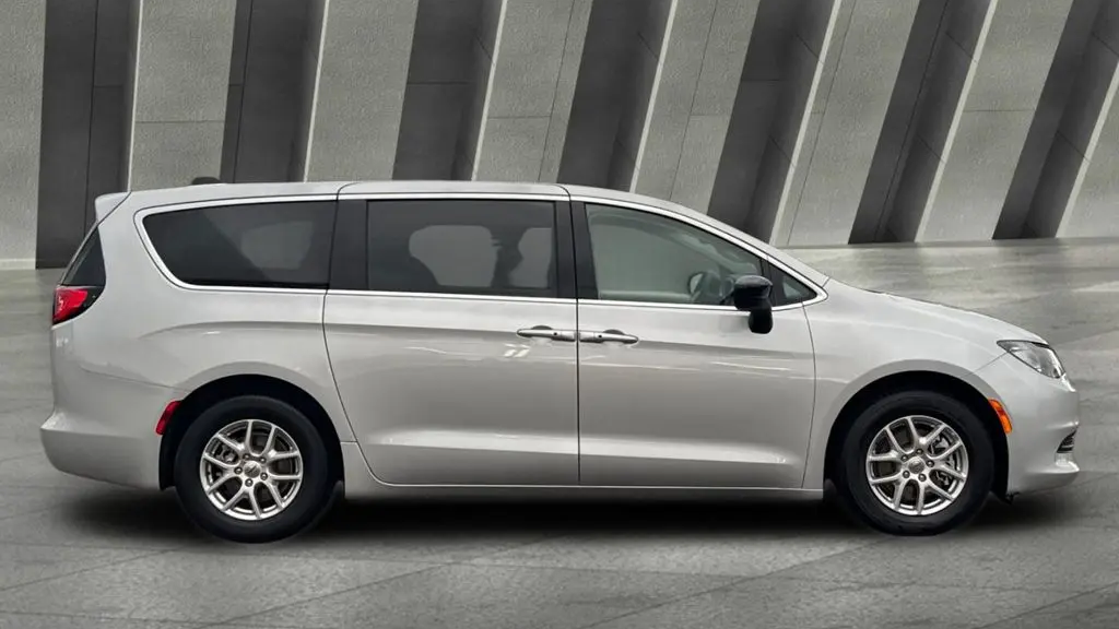 2024 Chrysler Voyager LX