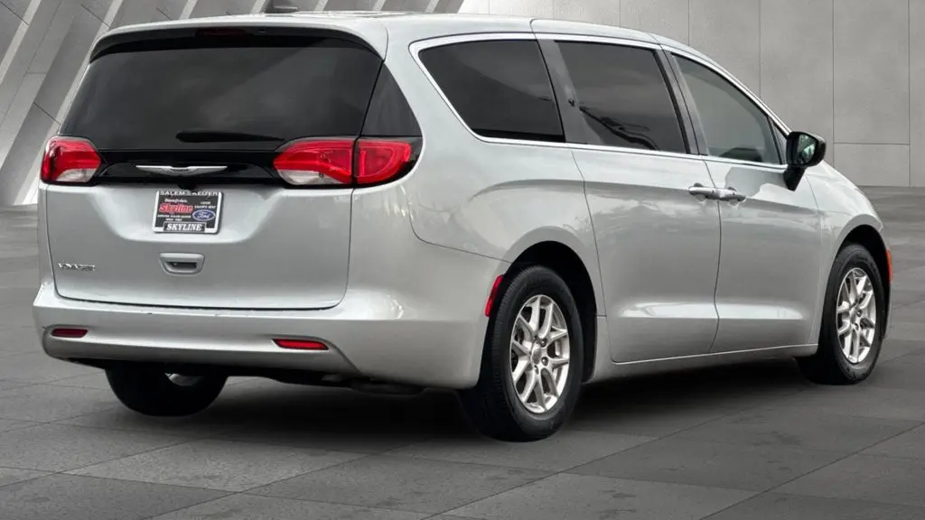 2024 Chrysler Voyager LX