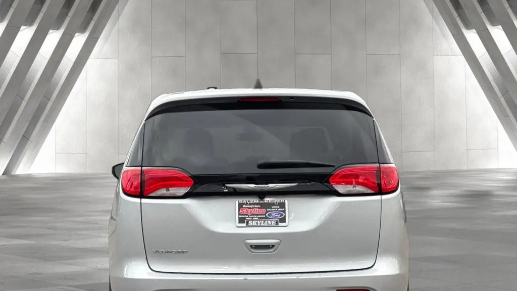 2024 Chrysler Voyager LX