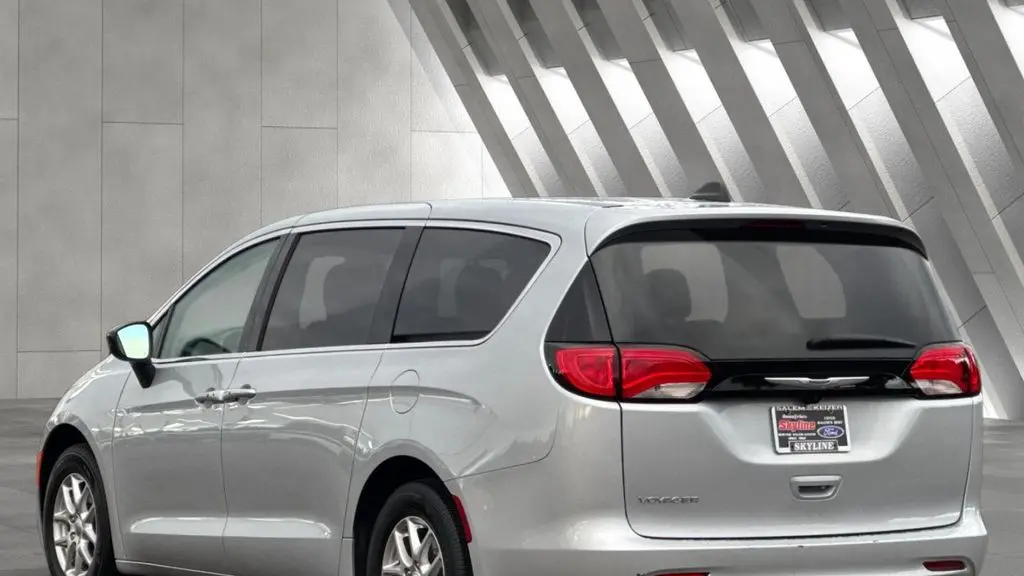 2024 Chrysler Voyager LX