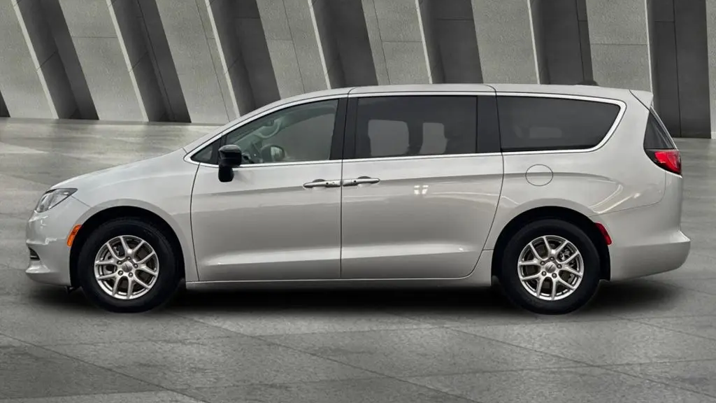 2024 Chrysler Voyager LX