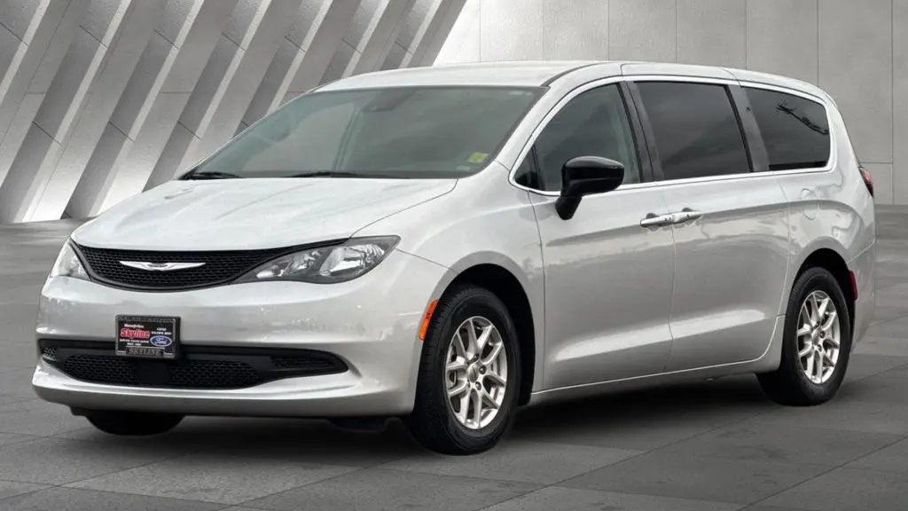 2024 Chrysler Voyager LX