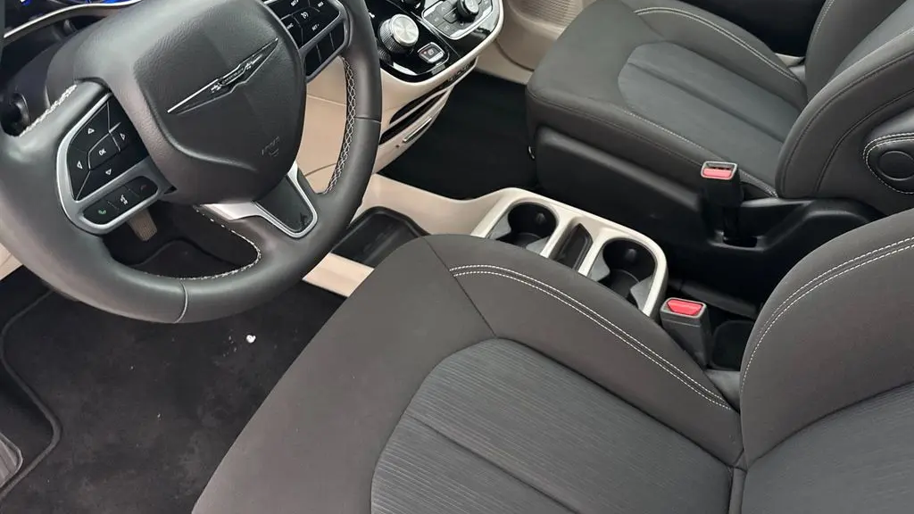 2024 Chrysler Voyager LX