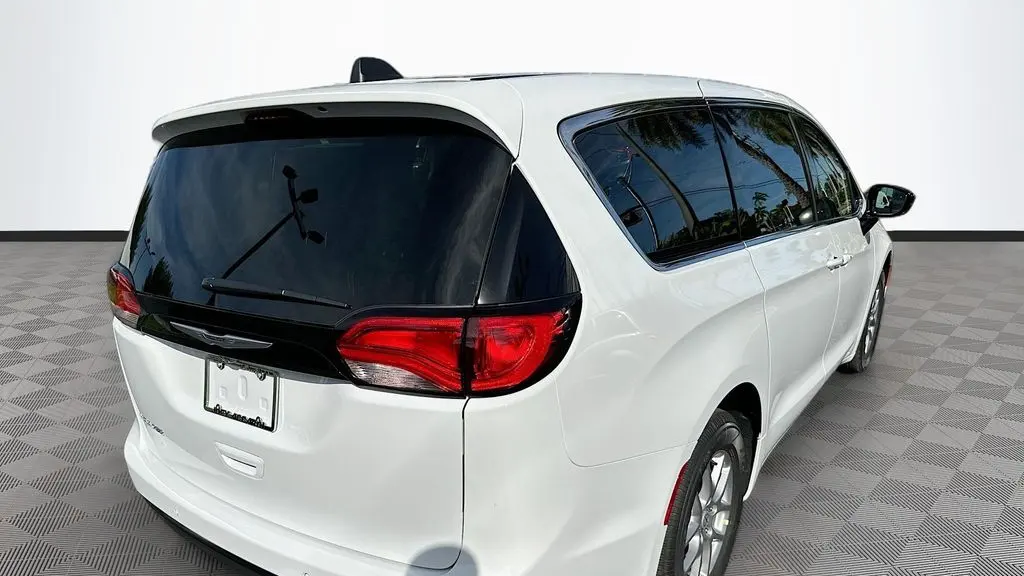 2026 Chrysler Voyager LX