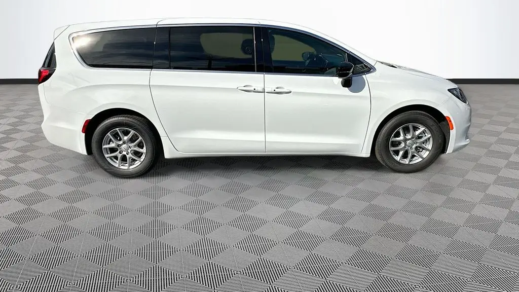 2026 Chrysler Voyager LX