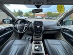 2016 Town and Country Thumbnail 20