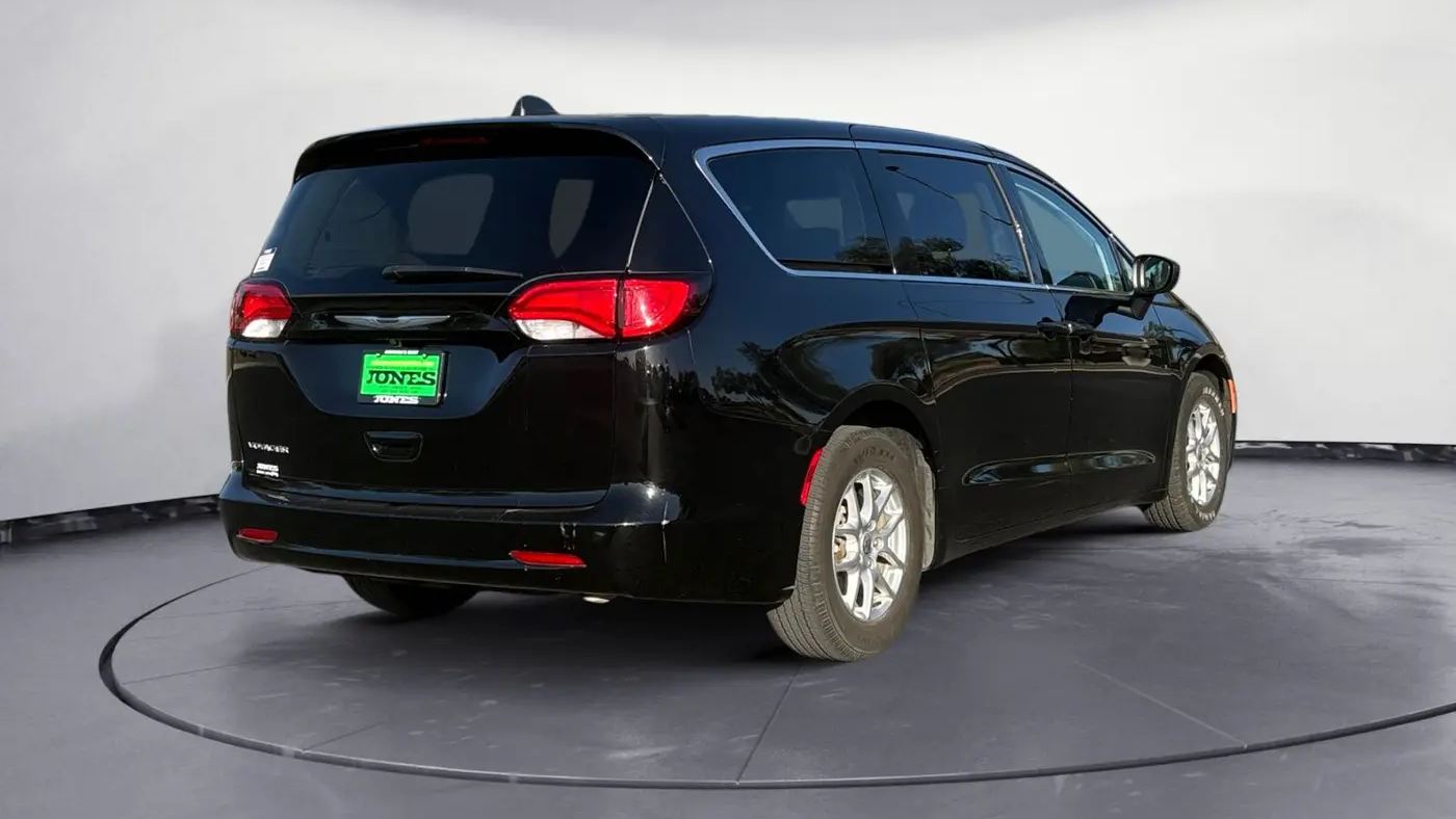 2024 Chrysler Voyager LX
