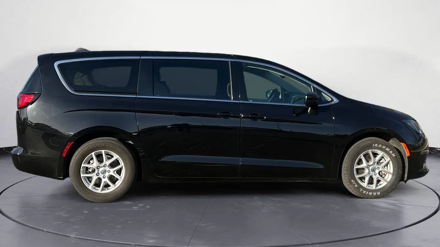 2024 Chrysler Voyager LX