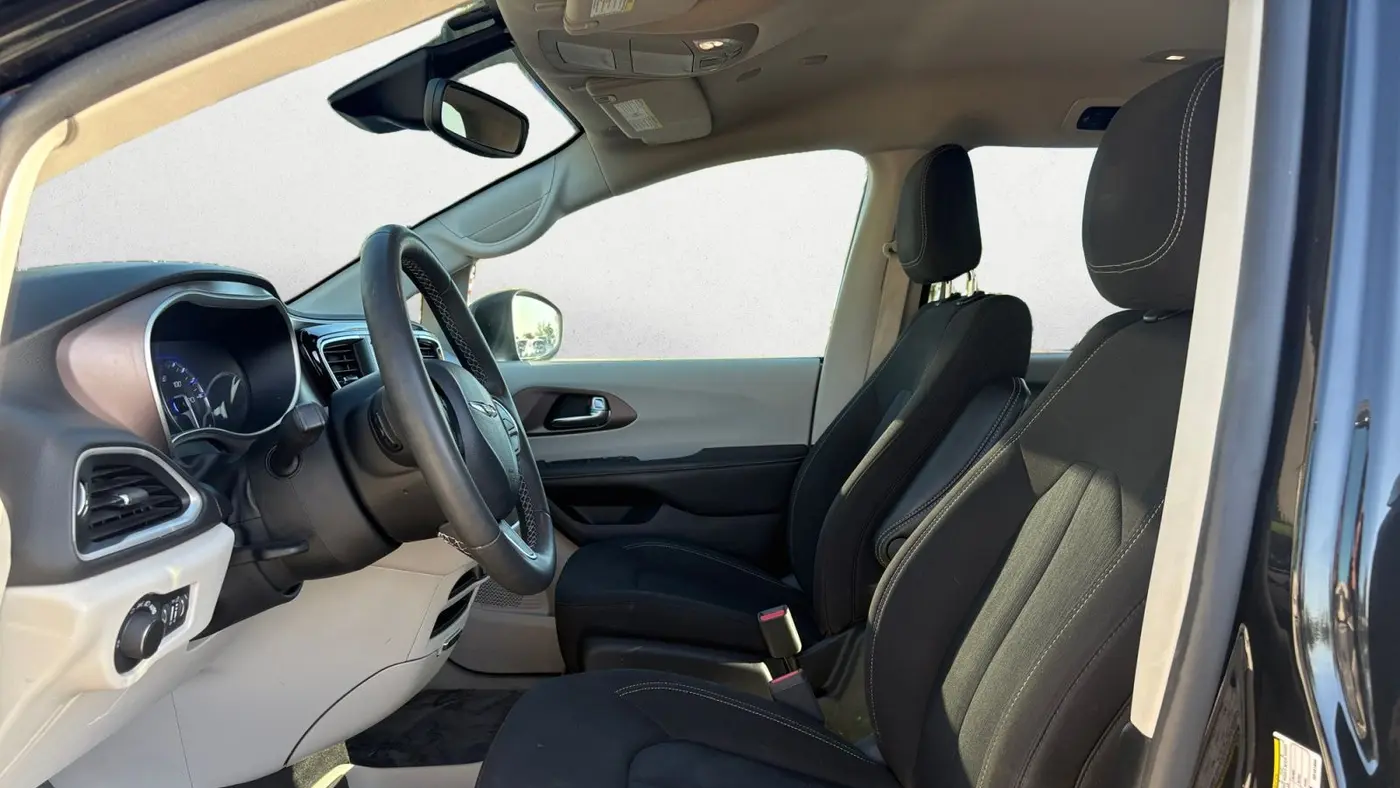 2024 Chrysler Voyager LX