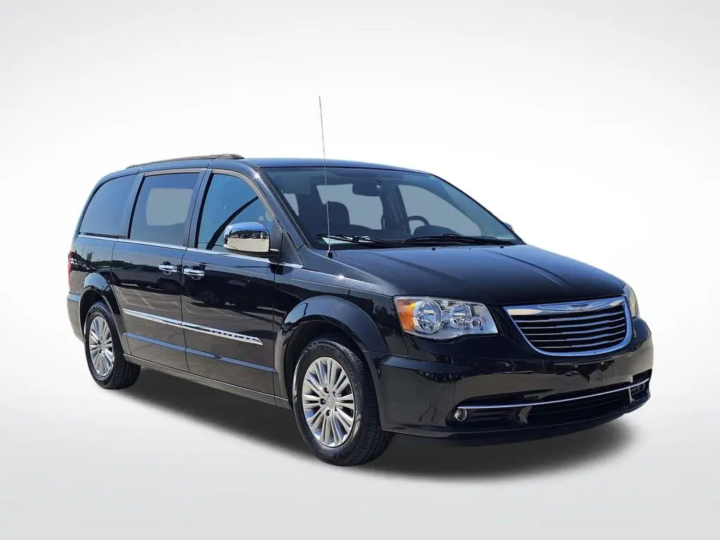 2015 Chrysler Town And Country - $6,500