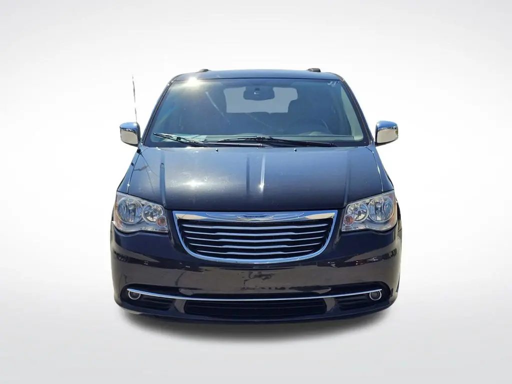 2015 Chrysler Town And Country - $6,500