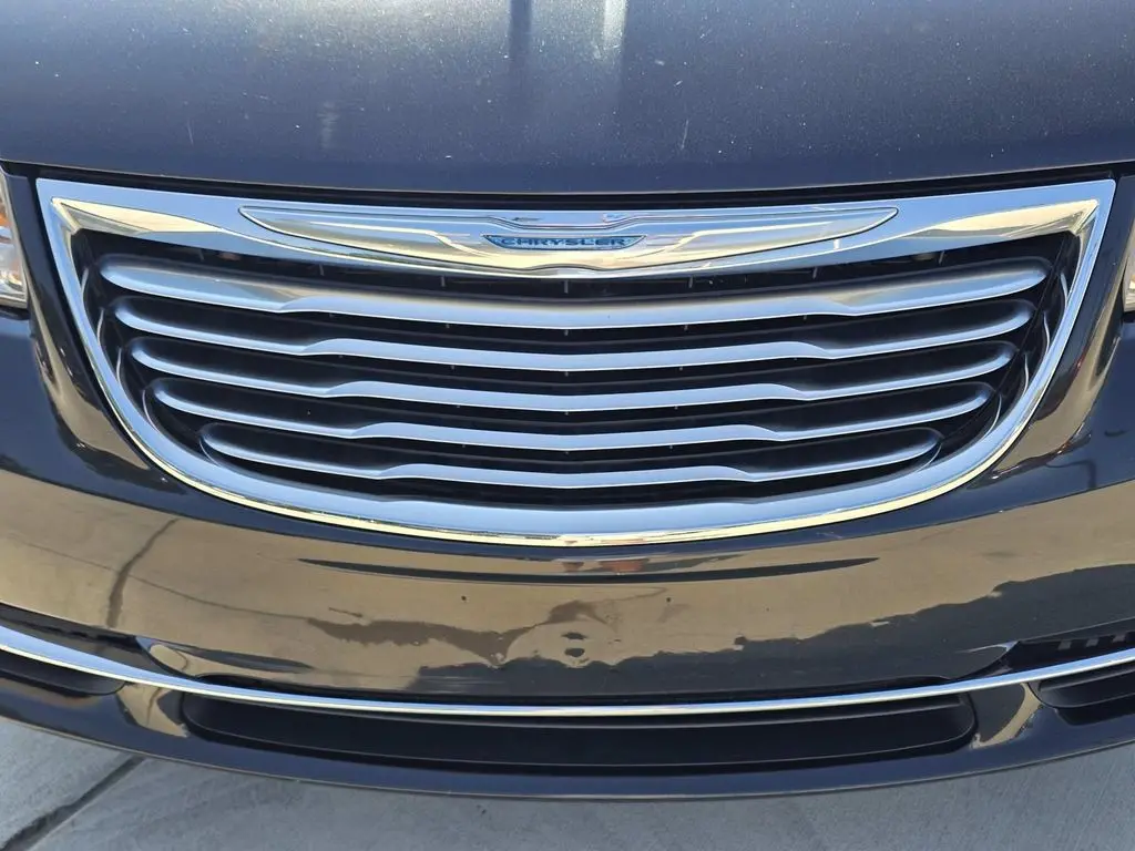 2015 Chrysler Town And Country - $6,500