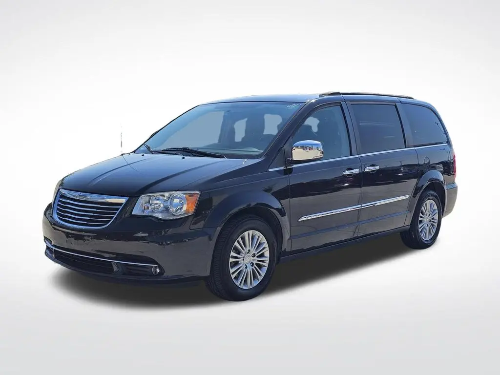 2015 Chrysler Town And Country - $6,500