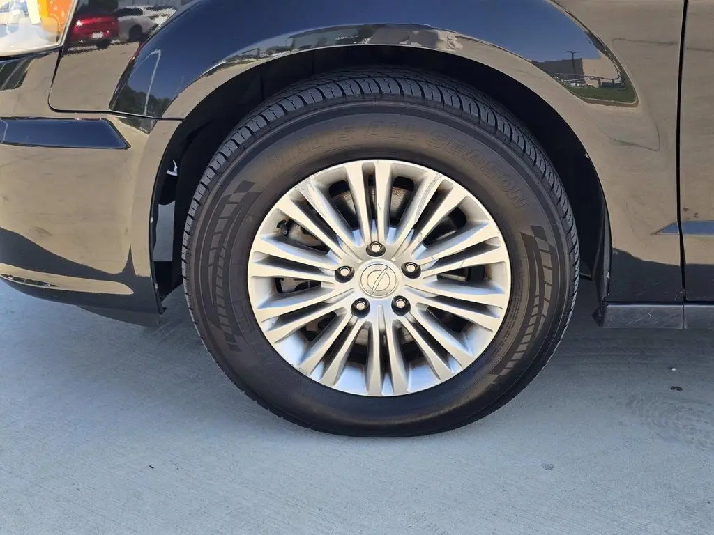 2015 Chrysler Town And Country - $6,500