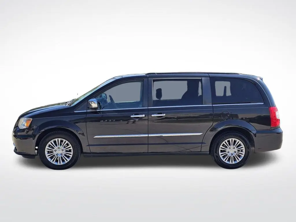 2015 Chrysler Town And Country - $6,500