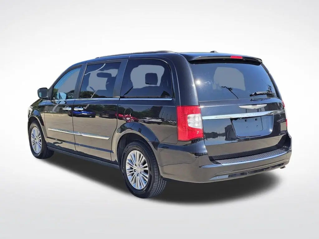 2015 Chrysler Town And Country - $6,500