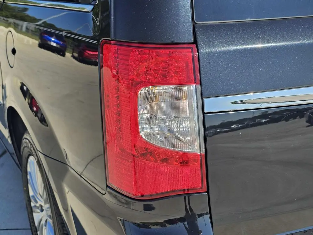 2015 Chrysler Town And Country - $6,500