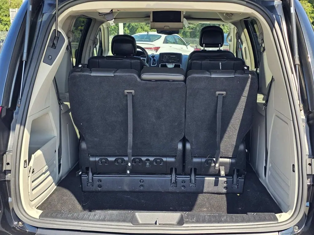 2015 Chrysler Town And Country - $6,500