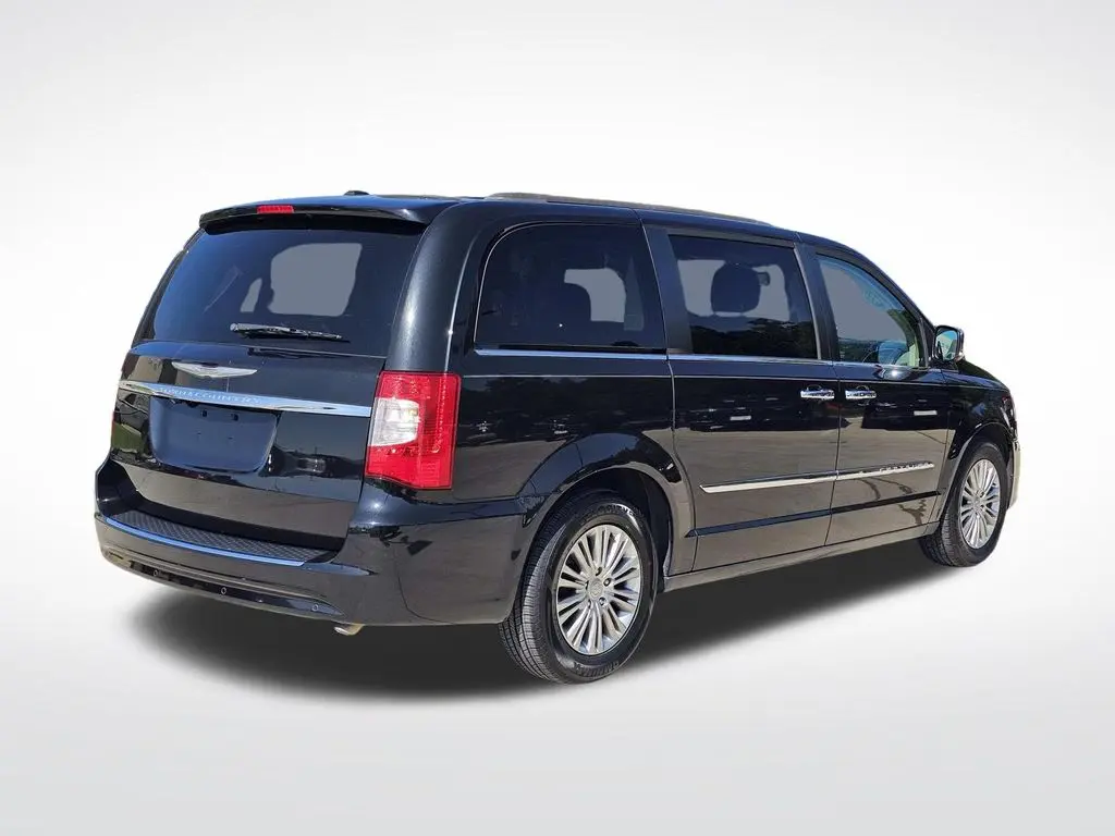 2015 Chrysler Town And Country - $6,500