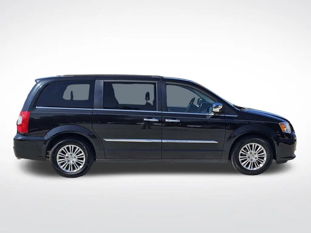 2015 Chrysler Town And Country - $6,500