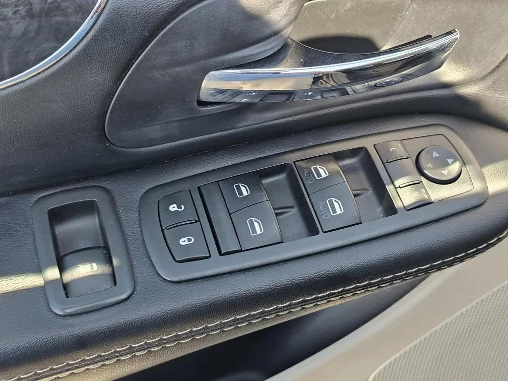 2015 Chrysler Town And Country - $6,500