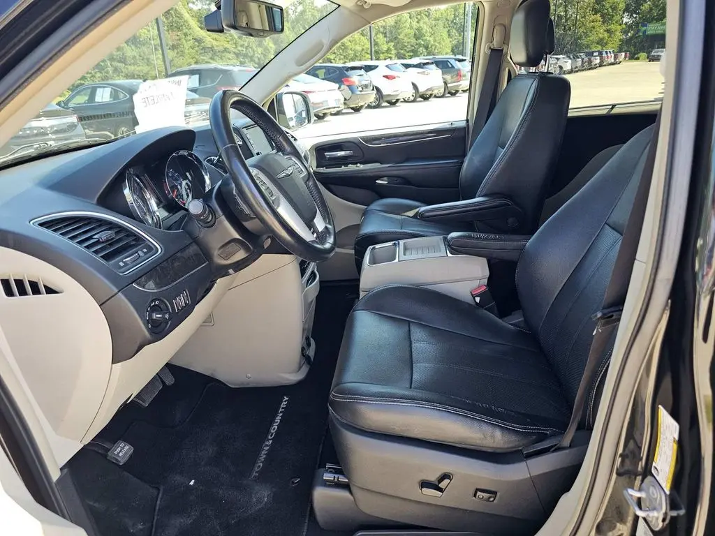 2015 Chrysler Town And Country - $6,500