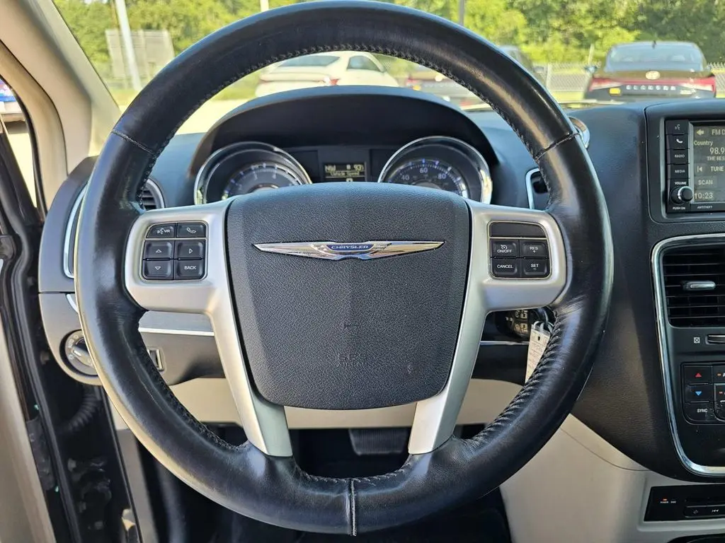 2015 Chrysler Town And Country - $6,500
