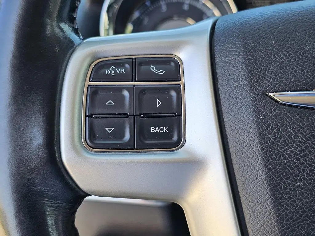 2015 Chrysler Town And Country - $6,500
