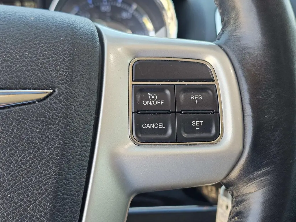 2015 Chrysler Town And Country - $6,500