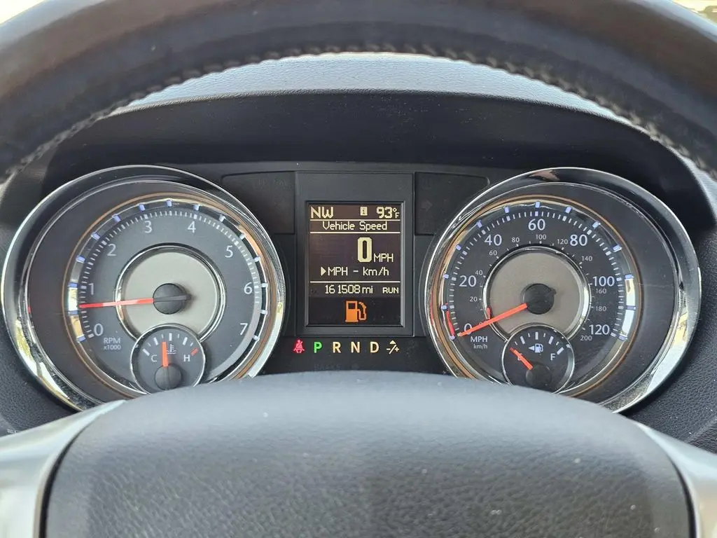 2015 Chrysler Town And Country - $6,500