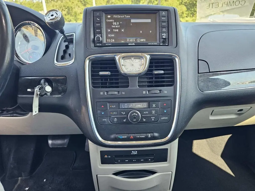 2015 Chrysler Town And Country - $6,500