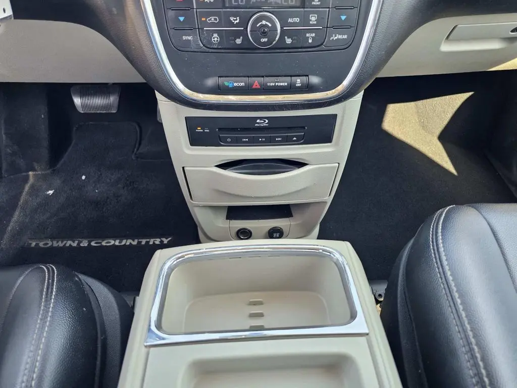 2015 Chrysler Town And Country - $6,500