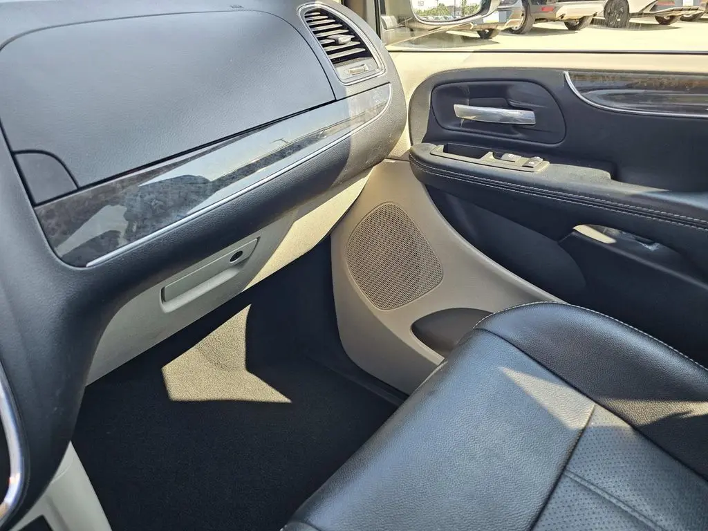 2015 Chrysler Town And Country - $6,500