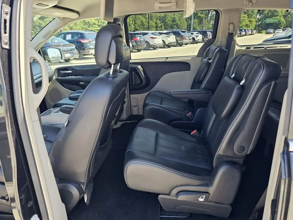 2015 Chrysler Town And Country - $6,500