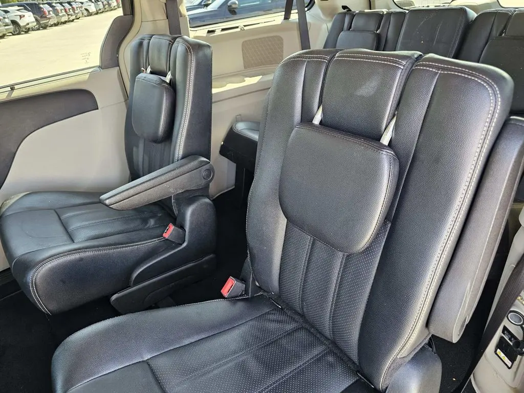 2015 Chrysler Town And Country - $6,500