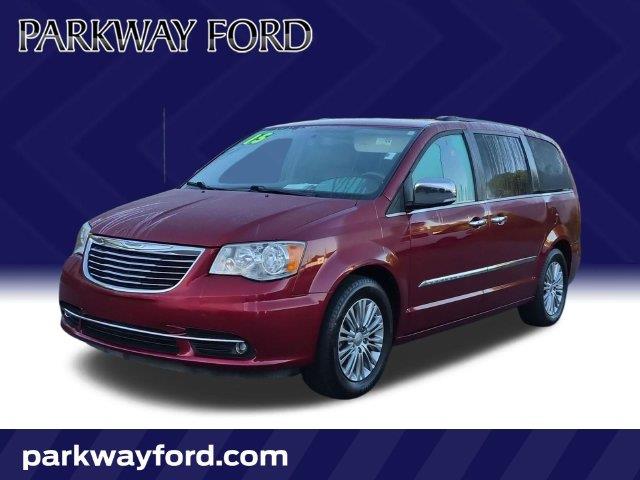 2015 Chrysler Town And Country - $10,995