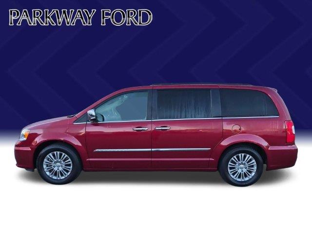2015 Chrysler Town And Country - $10,995