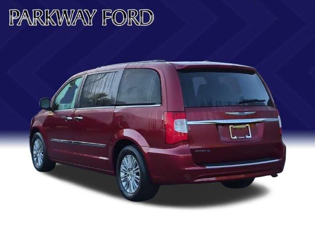2015 Chrysler Town And Country - $10,995