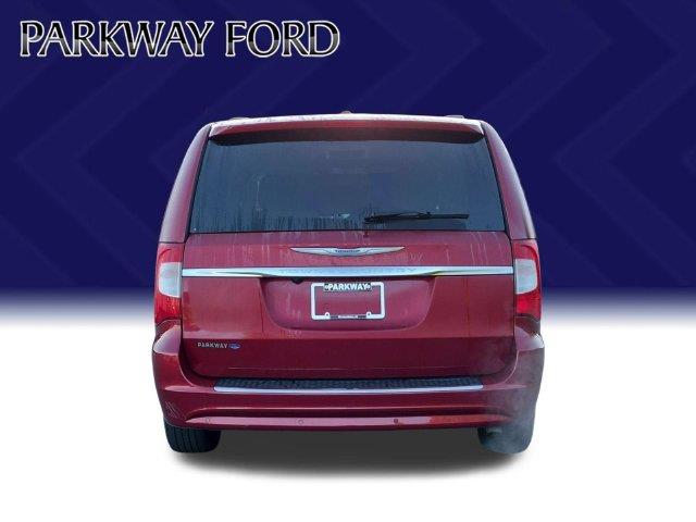 2015 Chrysler Town And Country - $10,995