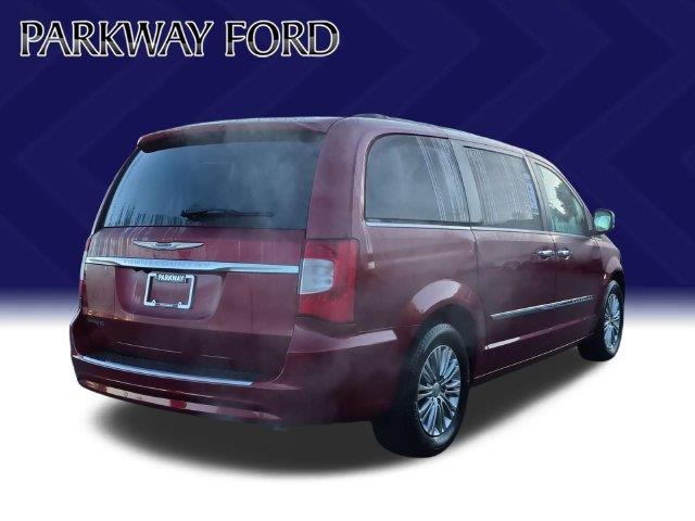 2015 Chrysler Town And Country - $10,995