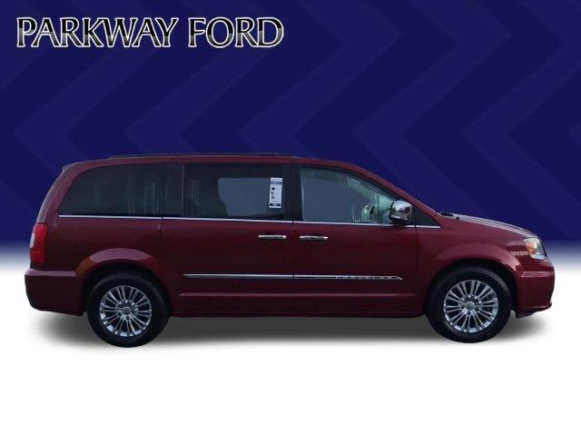 2015 Chrysler Town And Country - $10,995
