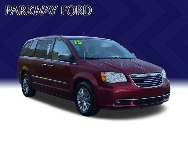 2015 Chrysler Town And Country - $10,995