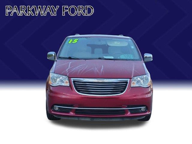 2015 Chrysler Town And Country - $10,995