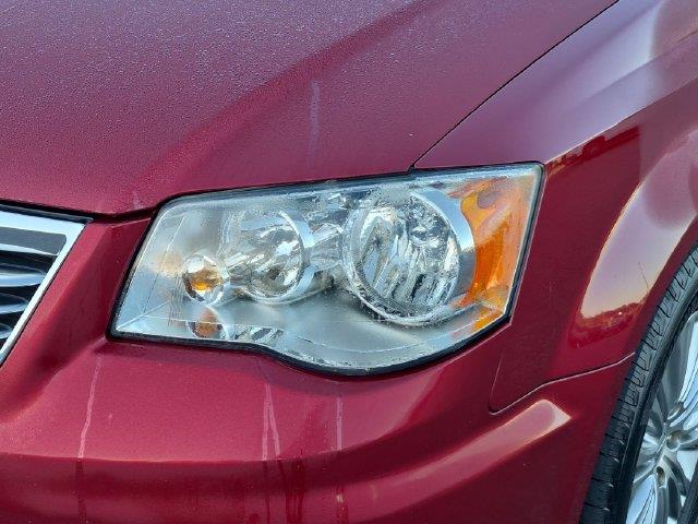 2015 Chrysler Town And Country - $10,995