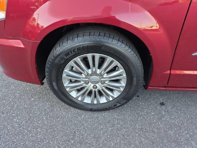 2015 Chrysler Town And Country - $10,995