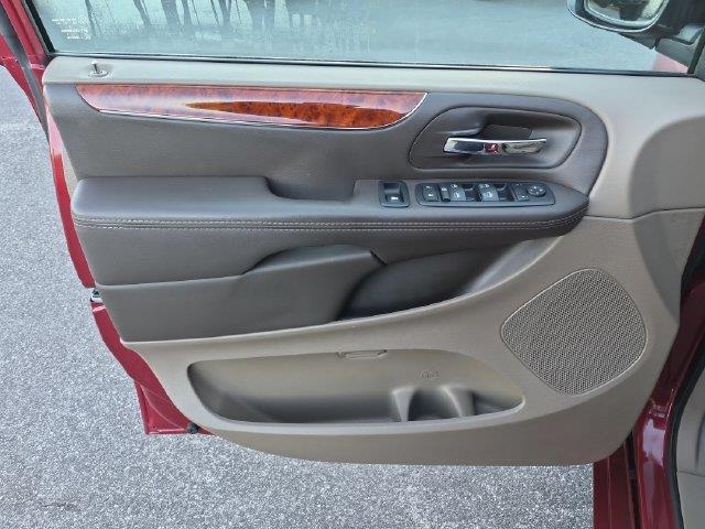 2015 Chrysler Town And Country - $10,995